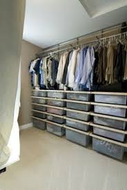 À droite, vous trouvez une barre de penderie coulissante qui vous permet de suspendre vos robes, vestes et costumes pour qu'ils ne soient froissés. Faire Un Dressing Pas Cher Soi Meme Facilement