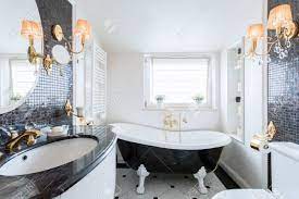 Antik barock bohemian industrial kolonialstil maritim mediterran minimalistisch modern retro mit einheitlich gestalteten badezimmer sets beispielsweise erhält man mehrere möbelstücke auf einmal. Innenansicht Der Schwarzen Und Weissen Barock Badezimmer Lizenzfreie Fotos Bilder Und Stock Fotografie Image 35151479