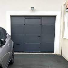 Porte de garage avec portillon pour piéton | jpr nous fabriquons des portes pour piéton pour assurer un rendement optimal et faciliter tous vos déplacements, intégrez une porte piétonne dans votre nouvelle porte de garage. Porte De Garage Sectionnelle Lisse Grise Anthracite Avec Portillon Anthracite Porte Sectionnelle Avec Portillon