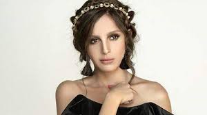 كم عمر جميلة عوض ؟، اهتم الجماهير في مصر وفي كل الوطن العربي بالتعرف على الكثير من المعلومات التي تخص الفنانة جميلة عوض والتي من المعروف أنها حفيدة الفنان الراحل محمد عوض، فتساءل الجمهور كثيرًا عن عمرها بسبب أنها يبدو. Ø¬Ù…ÙŠÙ„Ø© Ø¹ÙˆØ¶ Ø§Ø¨Ù†Ø© Ø§Ù„Ø¨ÙŠØª Ø§Ù„ÙÙ†ÙŠ Ø§Ù„ØªÙŠ ØªØ±ÙØ¶ Ø§Ù„ÙƒØ´Ù Ø¹Ù† Ø¹Ù…Ø±Ù‡Ø§