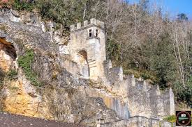 L Eglise Saint Caprais De Carsac Chef D Oeuvre De L Art Roman Et Les Ruines Du Chateau En Dordogne Ruines Du Chateau Dordogne Et Eglise