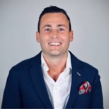 När en kollega ber om hjälp att lasta 250 pers på ett tåg en onsdag! Klar  man fixar det! Grymma kunder lämnar stan mot äventyr i en magisk by! Gissa  vilken? |