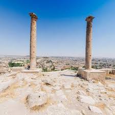 Top gibi ateşli silahların yapımının henüz keşfedilmediği çağlarda, kale kuşatmalarında ağır taşlar fırlatmak için kullanılan bir ucunda kepçe. Sanliurfa Kalesi Mancinik 1