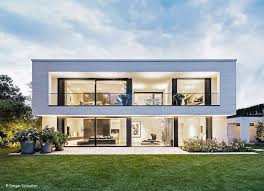 das farbkonzept von weiss und schwarz wurde bis ins interieur konsequent weitergefuhrt haus architektur architektur haus bauhausstil haus