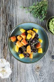 Warmer Schwarzer Reis Salat Mit K Uuml Rbis Und Mango Serviert Mit Avocadocreme Salate Rezepte Gesund Schwarzer Reis Salat Mit