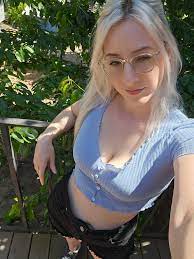 Do pale girls look good in baby blue? : r/palebeauties