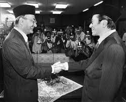 Former malaysian prime minister, tun dr mahathir mohamad was recently warded at the epworth tun dr mahathir who ruled malaysia from 1981 to 2003, shared his experience in his blog : Ap Photos Political Career Of Malaysia S Mahathir Mohamad Taiwan News 2018 05 03 13 12 38