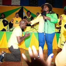 Uda candidate john njuguna (l) leads jubilee's njama kariri (r). F6jxynxrjdcfrm