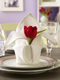 Parce que j'en ai marre de poser simplement une serviette en papier dans l'assiette ou à côté de cette dernière, j'ai eu envie de me lancer dans le pliage de. Comment Realiser Un Pliage De Serviette Idees Originales Pliage Serviette Pliage Serviette Tissu Pliage