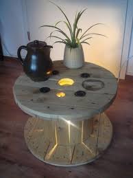 Touret Lumineux Pour Un Salon Chaleureux Table De Bobine De Cable Tables A Tiroir En Bois Tables A Tiroir