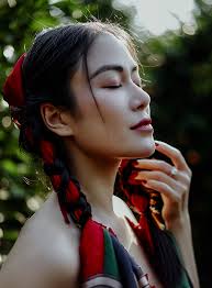 Hoa hậu Tuyết Nga mặc áo yếm khoe lưng trần gợi cảm