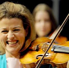 Vielleicht tun wir uns deshalb mit modernen klängen so schwer, weil der goldene schnitt nicht mehr das maß aller dinge ist. Anne Sophie Mutter Ich Muss Den Geigen Rucken Auf Der Haut Spuren Welt
