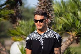 Pio e amedeo lanciano angelo famao, daniele de martino e francesco d'alesso nel finale di felicissima sera. Venaria Sconvolta Piacevolmente Dall Incursione Di Alex Perry Angelo Famao E Francesca De Andre Benvenuti Su Rivistenazionaliinternazional