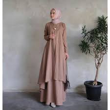 Baju bridesmaid dibawah ini memiliki konsep feminim modern , yang mana kebaya bridesmaid ini digunakan ketika saat itu seorang artis cantik indonesia menikah yakni sandra dewi dengan. 20 Inspirasi Baju Bridesmaid Muslimah Yang Modis Dan Elegan Updated 2021 Bukareview