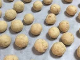 كرات جيز كيك اللوتس بالصور من Bsooooooma Recipe Food Desserts Hamburger Bun
