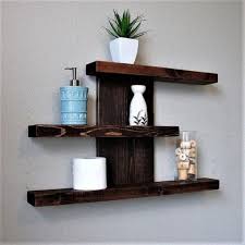 Modern raf 'ta çeşit çeşit raf modeli bulmak mümkündür. Dekoratif Dogal Ahsap Raf Modelleri Ve Fiyati Dekopasaj