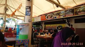 Opens morning til lunch time, closes on tuesdays. Warung Pak Mat Pulau Pisang
