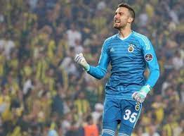 Decision 1995'te mor ve ötesi olarak kurulduğunda, derin esmer'in teşvik ve yardımları ile şarkı söylemeye başladı. Harun Tekin In Rize Fobisi Futbol