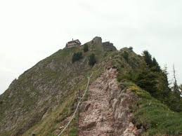 Ein klassiker mit steilem aufstieg aber achtung, bei nässe und nebel ist der weg glitschig und er entspricht einer heiklen wanderung. 567 Grosser Mythen