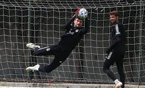 Beşiktaş'ta, paok karsında ayakta kalan ender ve en önemli isimlerin başında genç kaleci ersin ersin destanoğlu, bununla da kalmadı ve mücadelenin ikinci devresinde de tzolis ve limnios'un. Paok Macinda Kale Ersin Destanoglu Na Emanet Haber Kartali