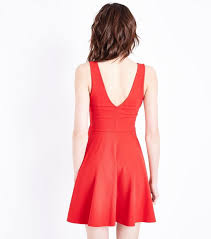 Codes promo, ventes flash, livraison offerte, trouvez le produit de vos rêves à prix réduit ! Robe Patineuse Rouge Sans Manches A Col V Festonne New Look