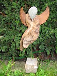 Eine Imposante Engelsskulptur Aus Bearbeitetem Schwemmholz Weihnachtsholz Kunst Aus Treibholz Engel Skulptur