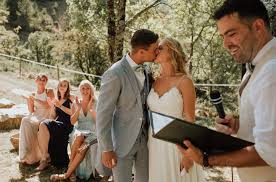 Zunächst muss die geplante eheschließung am standesamt des wohnsitzes angemeldet werden, danach ist das paar frei, auf einem standesamt seiner wahl überall in deutschland zu heiraten. Aa4quaotbtsuwm