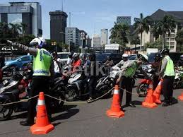 Apa yang harus dilakukan agar pengguna kendaraan roda dua di indonesia bisa lebih tertib di jalan raya? Etika Berkendara Di Jalan Raya Versi Polisi