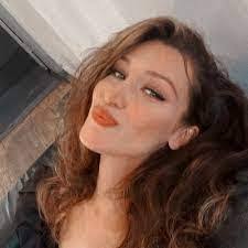 Eloise Marion's Instagram, Twitter & Facebook