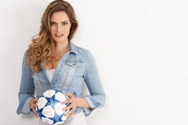 Bei der ard gibt es pläne, wonach franziska van almsick künftig die sportschau moderieren soll. Julia Scharf Scharfes Shooting Gala De