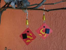 Il a une serrure et une clé.avec une texture fine et uniforme et une apparence uniforme, il a l'air vieux et unique sous tous les angles. Cuir Et Chambre A Air L Arbre Aux Mille Bijoux