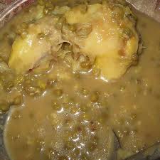 Makanan yang memiliki rasa manis ini dapat disantap tidak hanya sebagai makanan penutup saja tetapi juga bisa sebagai camilan. Bubur Kacang Hijau Durian