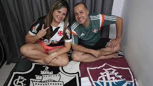 1 a 1, no primeiro jogo da decisão do os torcedores do fluminense reproduziram a imagem do casal 20, washintgon e assis, carrascos do fla, e também ame rio, que estampou a. Casal De Vascaina E Tricolor Vive Rivalidade Mas Entra Em Acordo Quando O Assunto E O Lado Da Cama Esporte Extra Online