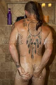 Island Studs nude sexy dude Keanu lifts weights and takes a long piss on  the decking – Men for Men Blog