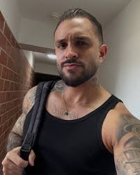 Julian Chase's Instagram, Twitter & Facebook