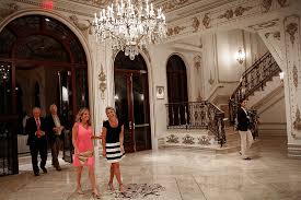 Melania trump wedding dress cost. How Much Money Melania And Donald Trump Really Spent On Their Wedding Revealed