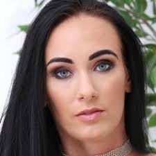 Kate Dee's Instagram, Twitter & Facebook