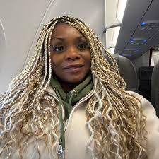 It's a purple kind of night at the Golden Globes. Thank you for this  one-of-a-kind dress Louis Vuitton 💜(📸: Saskia Lawaks)