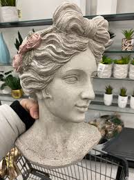 What plant is recommended for this planter?