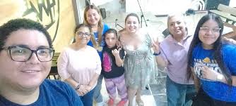 Cómo todos los jueves hoy toco adorar al Rey de Reyes 👑 a través de  nuestros ensayos de alabanza y adoración para nuestro Señor Jesucristo.  Este día nuestra pequeña Alison nos acompaño