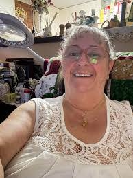 Julie Parry's Instagram, Twitter & Facebook