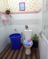 Lantai kamar mandi memilih keramik dengan warna hitam bercorak sederhana. Desain Kamar Mandi Minimalis Sederhana Terbaru Rumah Joglo Limasan Work