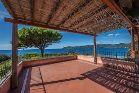 Situato in posizione estremamente dominante e nascosto nel verde, in toscana, a due chilometri. Villa Vista Mare In Vendita Vendita Ville E Case Al Mare Con Vista