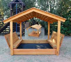 Carre De Sable Avec Bancs Et Toit J Aimerais Ajouter Au Dos Un Mur Pour Mettre Un Stratifie Tabl Kids Backyard Playground Backyard Sandbox Backyard Playground