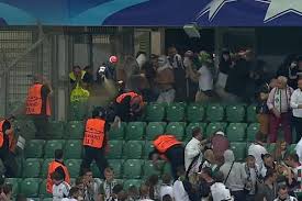 Belgium netherlands hooligans ultras foto's video's. Fans Von Leagi Warschau Versuchen Bvb Fanblock Zu Sturmen