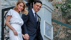 Με λίγους καλεσμένους και φόντο το μαγευτικό τοπίο της πάτμου βάφτισαν εχθές, σάββατο, το μωρό τους ο βασίλης κικίλιας και η σύζυγός του τζένη μπαλατσινού. Gamos Mpalatsinoy Kikilia Oi Eyxes Ths Korhs Ths Ta Paradosiaka Glyka Kai To Petagma Ths An8odesmhs