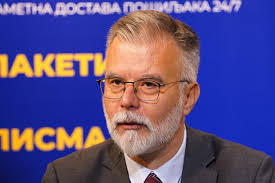 Izvinjavam se Tamari Skrozzi, doneo sam jedinu časnu odluku": Novinari  napisali tekst ostavke ministra informisanja i doneli mu je na vrata