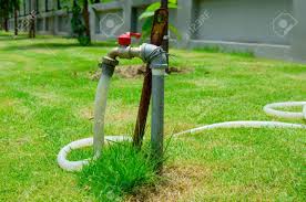 Gart+art hält mit seinem programm alles bereit, um wasser großzügig verfügbar zu machen und den garten ins rechte licht zu rücken. Wasserhahn Mit Roten Griffen Und Rohr Gegen Grune Gras Im Garten Lizenzfreie Fotos Bilder Und Stock Fotografie Image 22034058