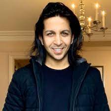 منتج مؤلف موسيقي مصري مواليد عام 1995 يعتبر هشام جمال أصغر منتج حيث أنشأ شركة روزناما ريكوردز وهي شركة إنتاج. Hisham Gamal Hishamgamalbb Twitter