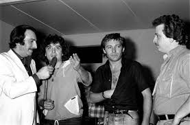 A darne notizia i compagni di band, il chitarrista andrea fornili e il bassista. Mandrillo Mr D J 1977 7